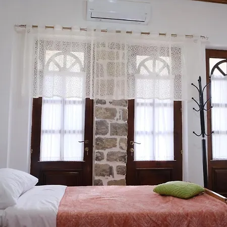 As E Vogel, As E Madhe فندق Erseke