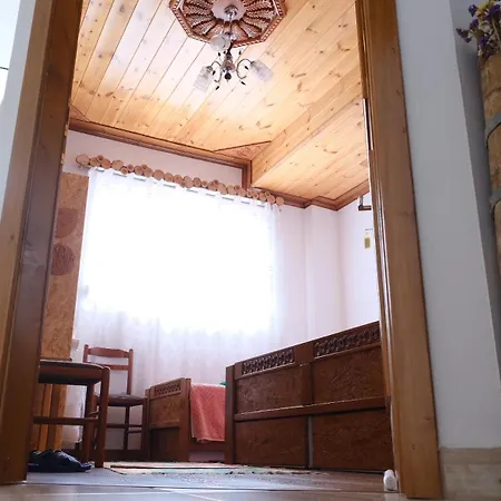 As E Vogel, As E Madhe Hotel *