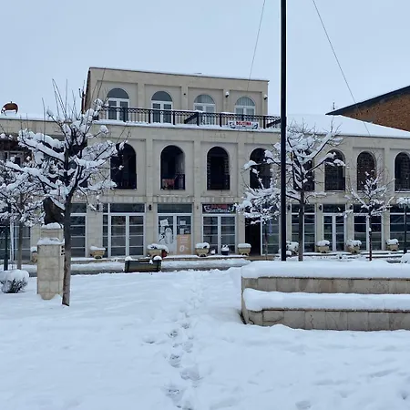 As E Vogel, As E Madhe Hotel *