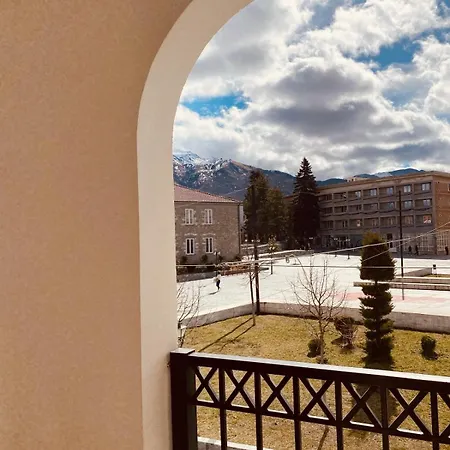 As E Vogel, As E Madhe Hotel