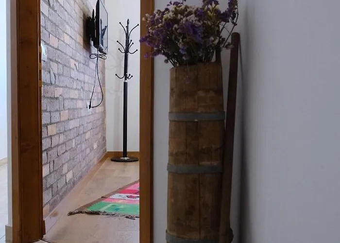 As E Vogel, As E Madhe * Erseke