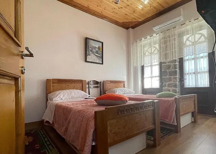 As E Vogel, As E Madhe Hotel *