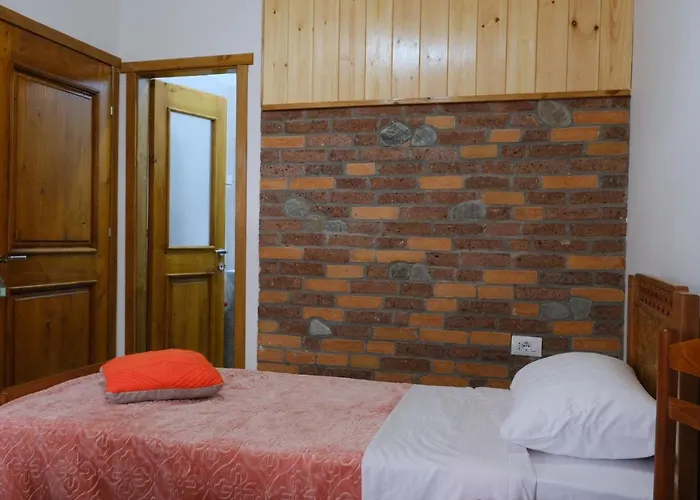 As E Vogel, As E Madhe Hotel