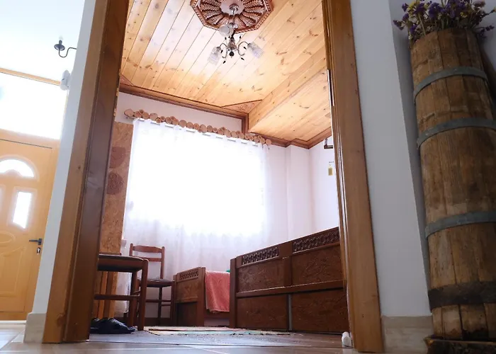 As E Vogel, As E Madhe Hotel *