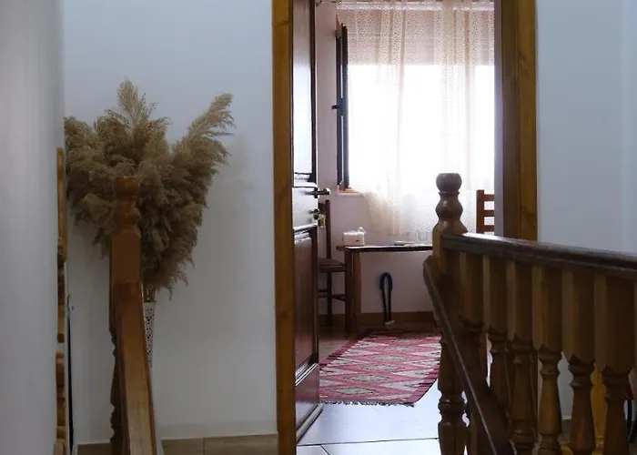 As E Vogel, As E Madhe Hotel *