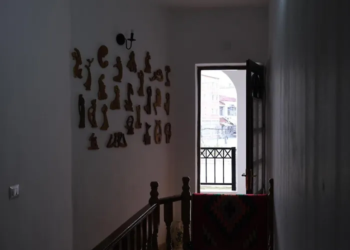 As E Vogel, As E Madhe Hotel