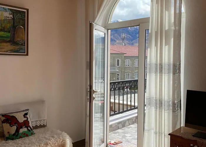 As E Vogel, As E Madhe Erseke