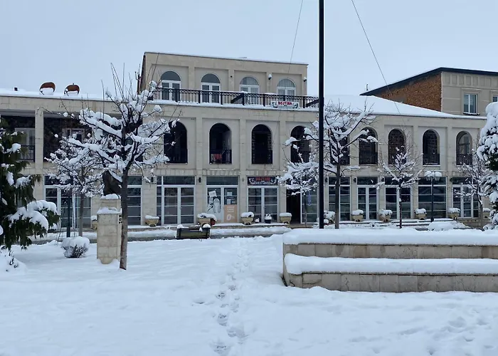 As E Vogel, As E Madhe Hotel *