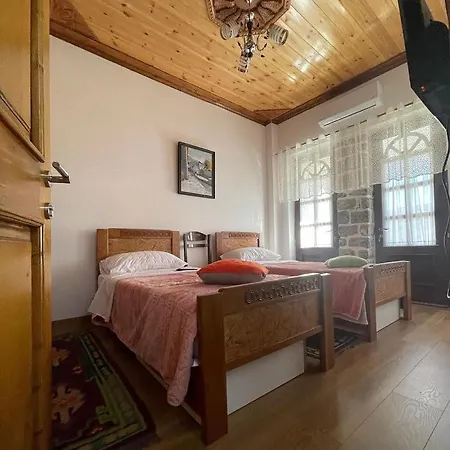 As E Vogel, As E Madhe Szálloda *