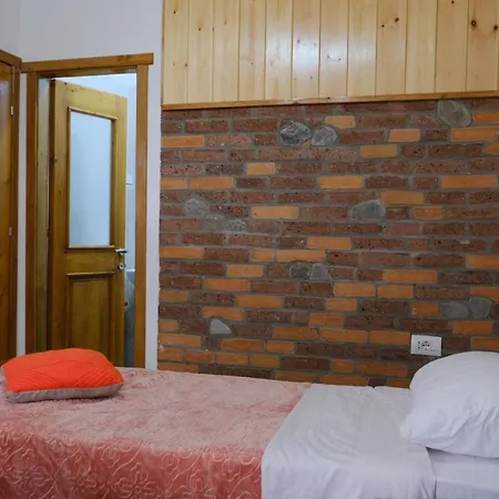As E Vogel, As E Madhe Hotel