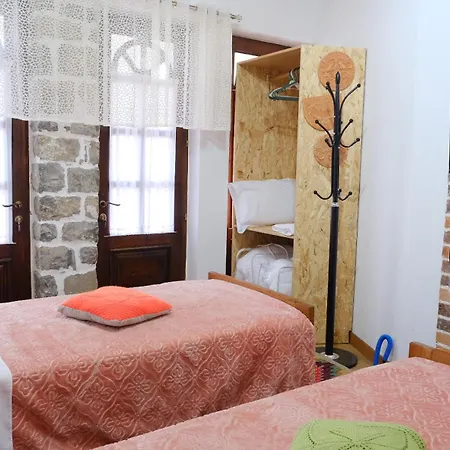 As E Vogel, As E Madhe Erseke